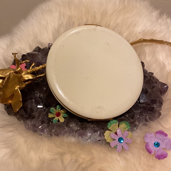Vintage Celluloid Compact by Rex Fifth Avenue,hand painted basket of flowers💐😎 - Picture 5 of 9
